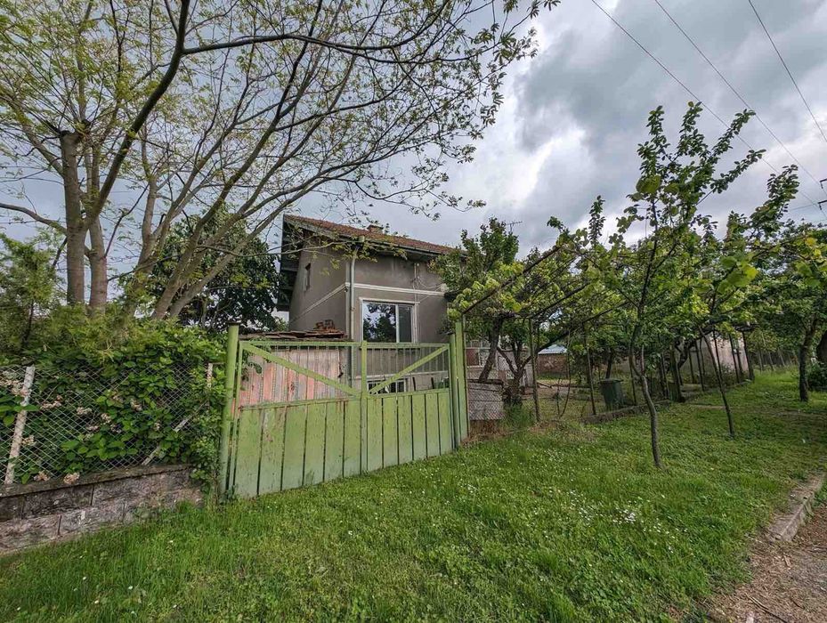 Самостоятелна къща с гараж и двор от собственици