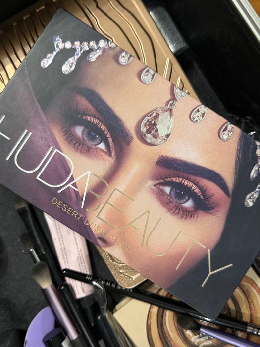 Гримове на huda ( сенки,контур,матови гланцове)