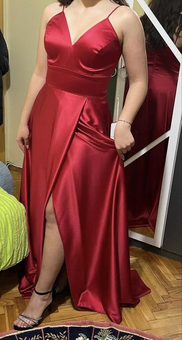 Червена бална рокля