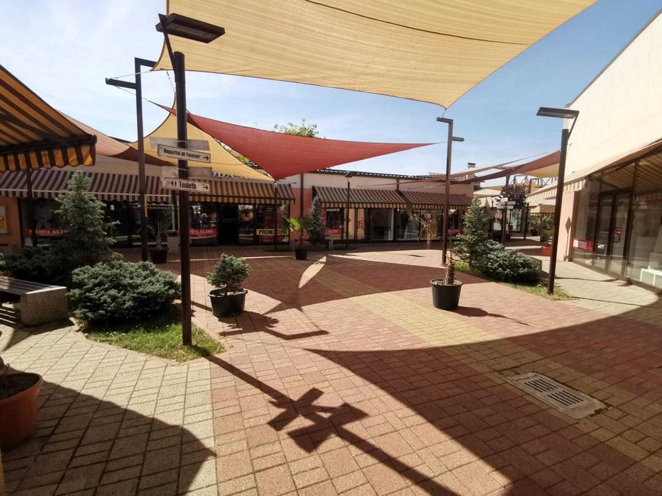 Spatii comerciale de 72 mp