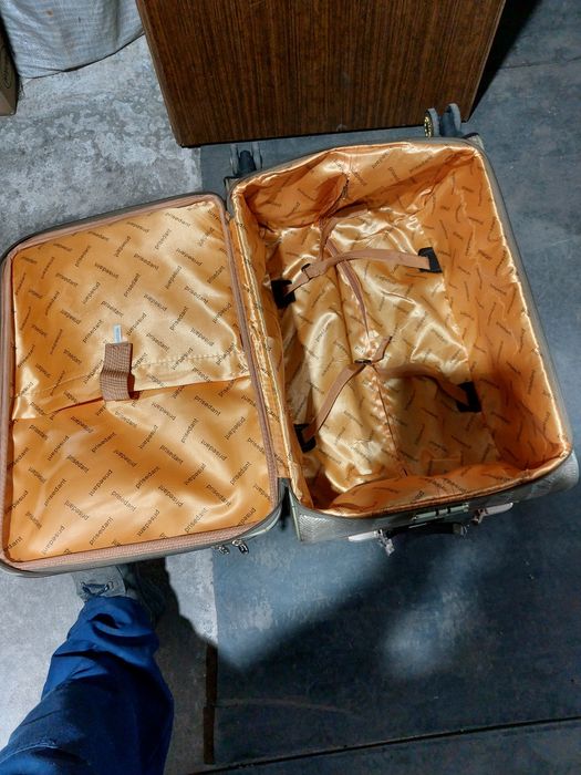 Продам чемодан на колёсах