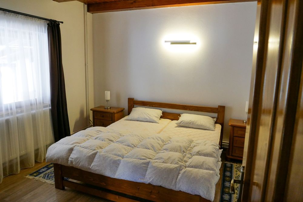 Cabana de vanzare la poalele munților Metaliferi