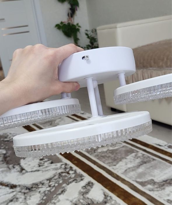 Люстра с тремя режимами света