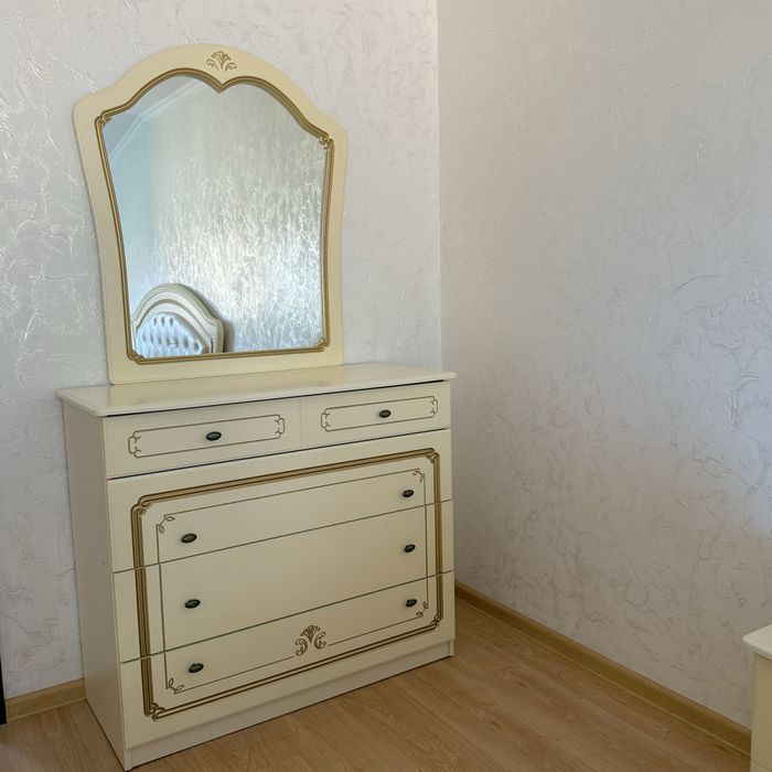 спальный гарнитур ,коврики в подарок