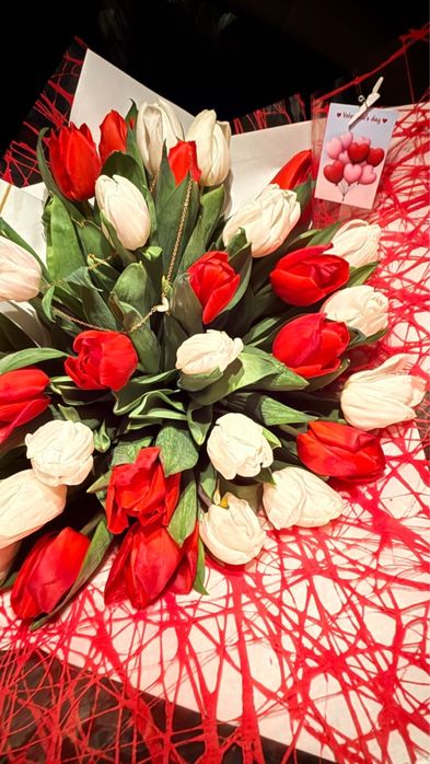 шикарные тюльпаны, шарик в подарок