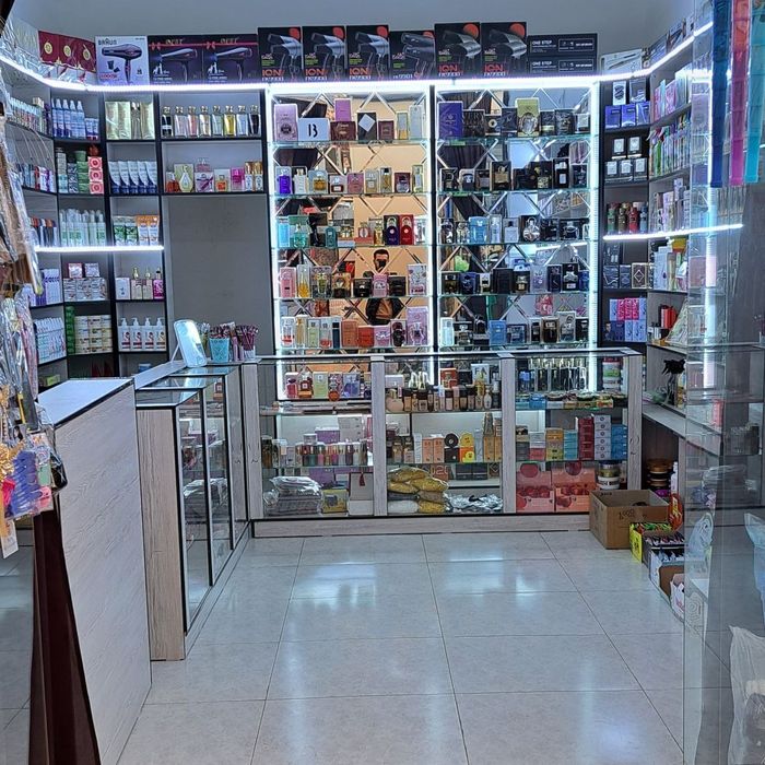 PERFUMERIYA TOVARLARI SOTILADI 
Parfyumeriya tovarlari prilavka b