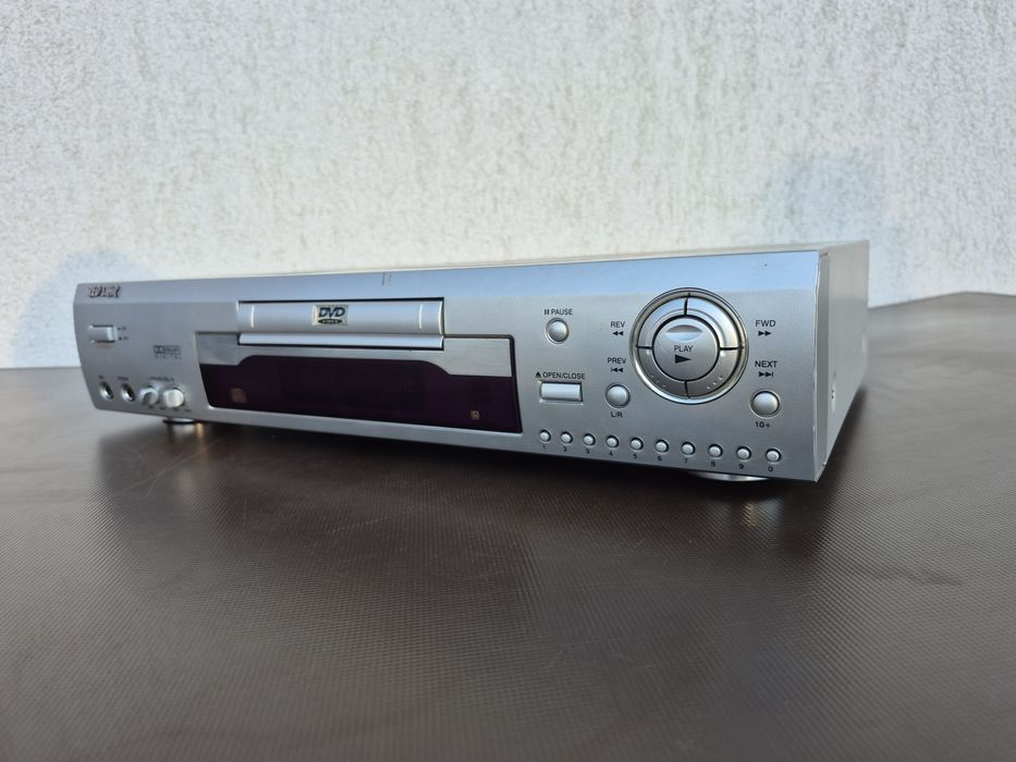 Vand DVD  marca RED STAR model NO.230,CLASS I LASER PRODUCT,made in Slovakia 
Compact disc Digital VCEC


-