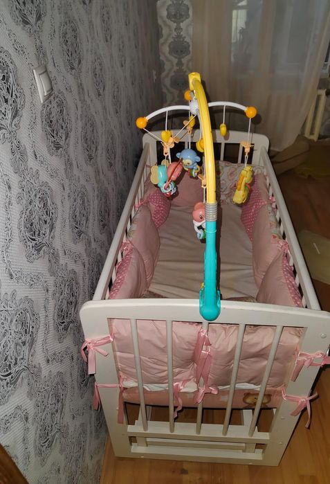 Манеж с игрушками