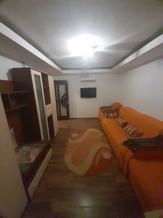 Închiriez apartament 2 camere , zona Sud.