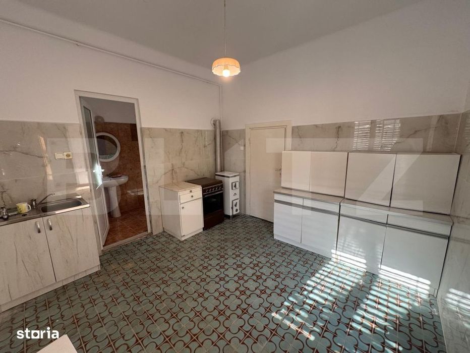 Casa spatioasa cu 6 camere, teren 700 mp, garaj si terasa
