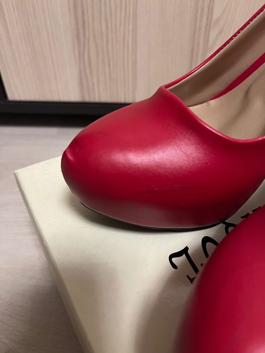 Червени обувки на ток