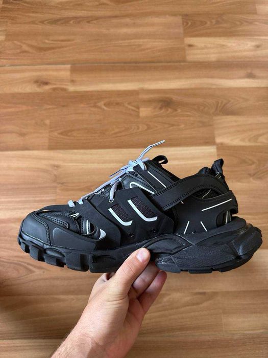 Sneakers Balenciaga cu eticheta (nu Nike, Gucci, Adidas, Balenciaga)