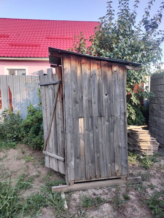 Деревянный наружный туалет
