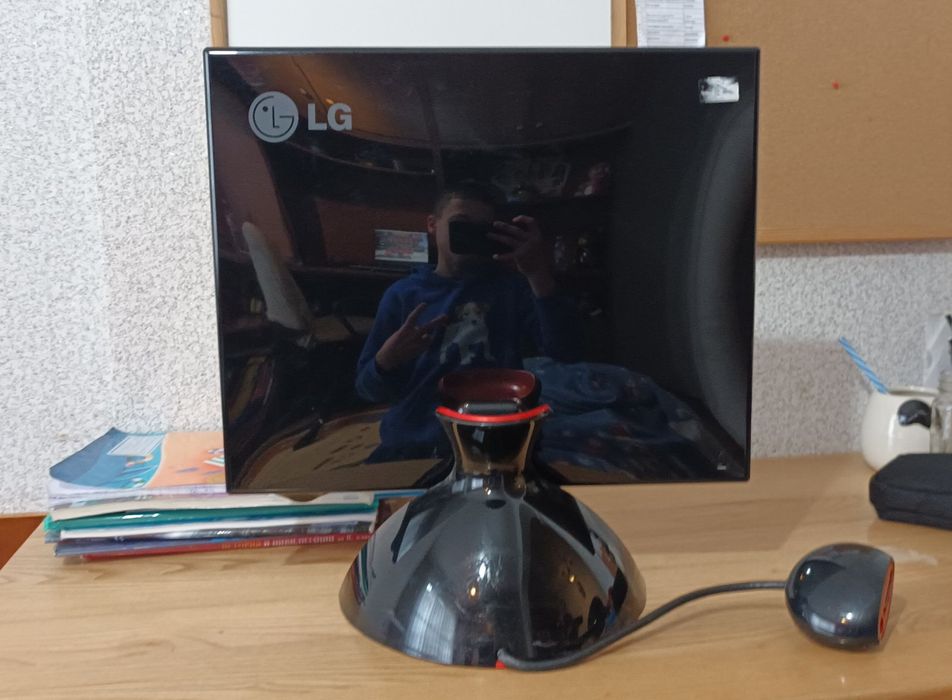 Монитор LG и клавиатура