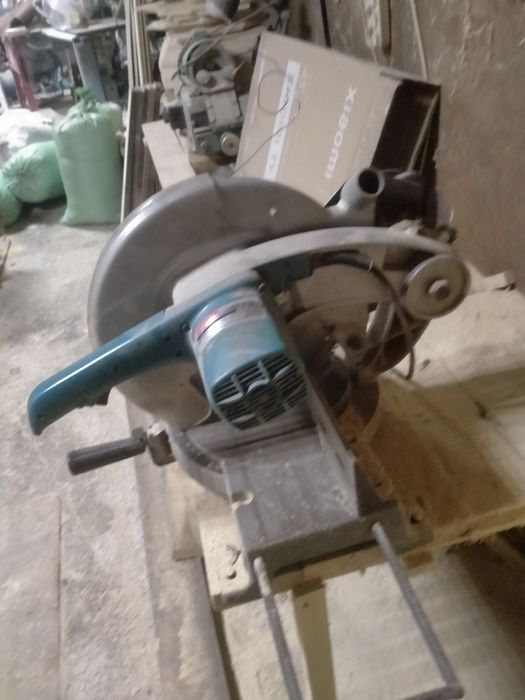 углорез макита в робочем состоянии