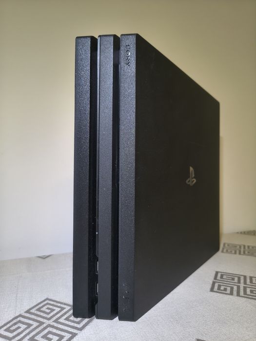 Bundle PS4 Pro 1TB + 3 Jocuri  și 2 controllere - Recondiționat 
Perfect funcțional