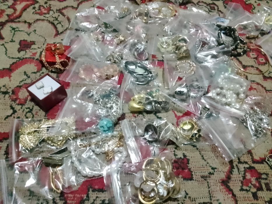 Продам бижутерию.