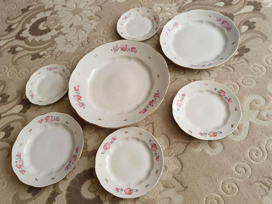 Набор столовых тарелок.