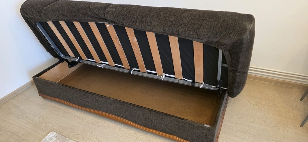 Canapea extensibila cu loc de depozitare