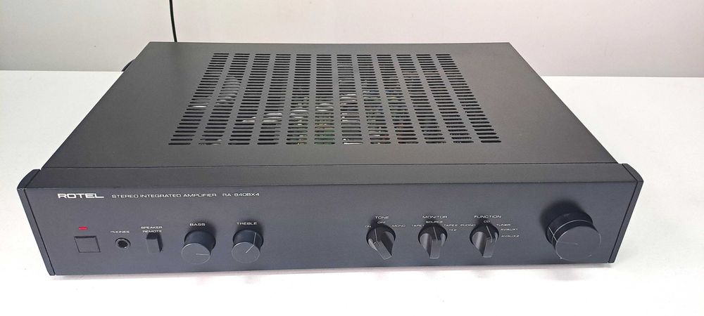 Rotel RA 840 BX 4 amplificator stereo statie audio