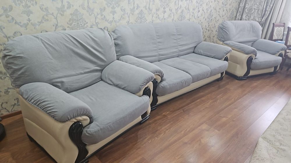 Кожаный диван белого цвета