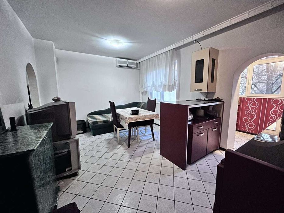 Тристаен Апартамент