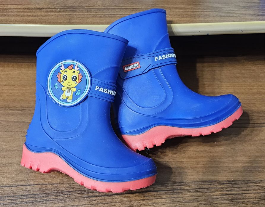 Продам резиновые сапоги на мальчика