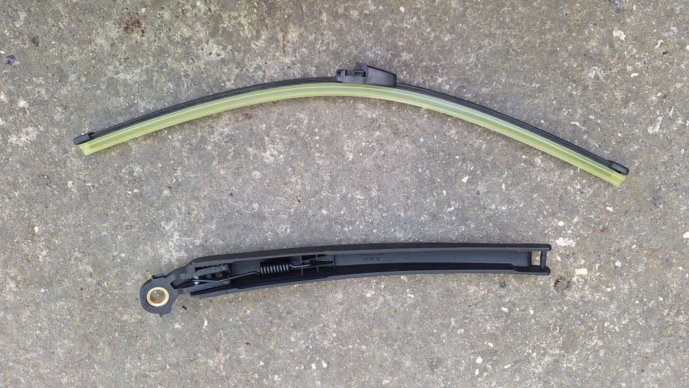 Продавам комплект задна чистачка и рамо за Фолксваген Тоаран 2007 г.