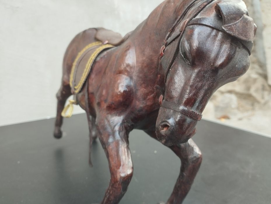 Ретро Кожена фигурка на Кон