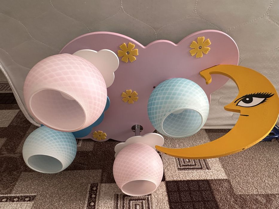 Продам люстру в детскую