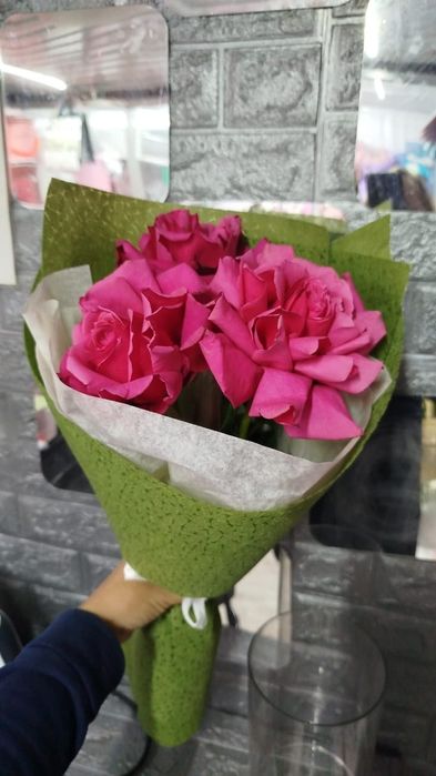 Розы лилии эустомы  диантусы