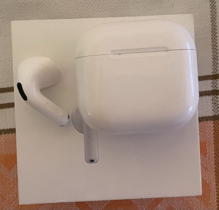 Дясна слушалка и кейс Apple AirPods 4 with Active Noise Cancellation  в гаранция