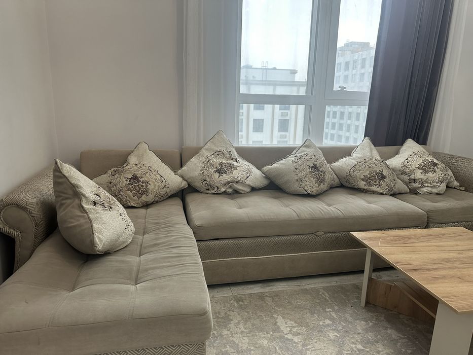 Раскладной диван с ящиком для белья.