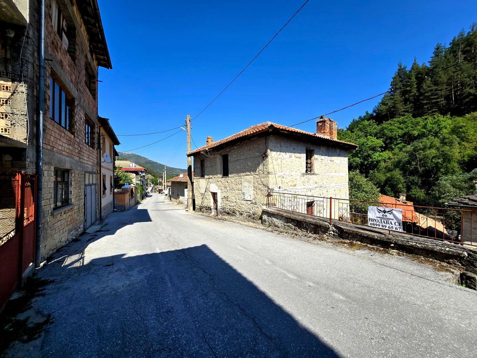 Продавам триетажна къща 150РЗП с 155кв. двор в село Малево