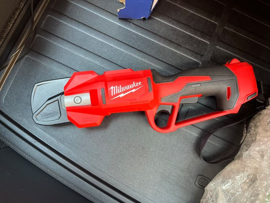 Foarfeca pentru taiat ramuri crengi Milwaukee M12 BLPRS-202, fara perii, 12V, pentru taiat ramuri pana la 32 mm