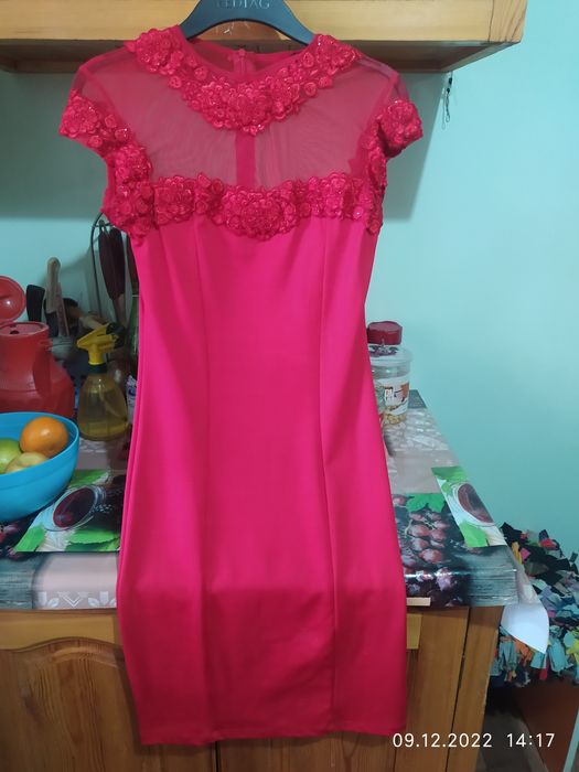 Платья женские красное и синее