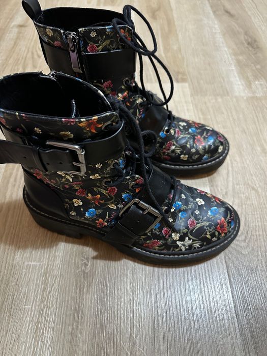 Ghete cu flori si catarame Stradivarius