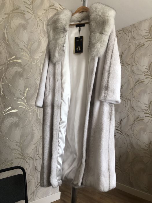 Продам пальто новое с меховым воротником