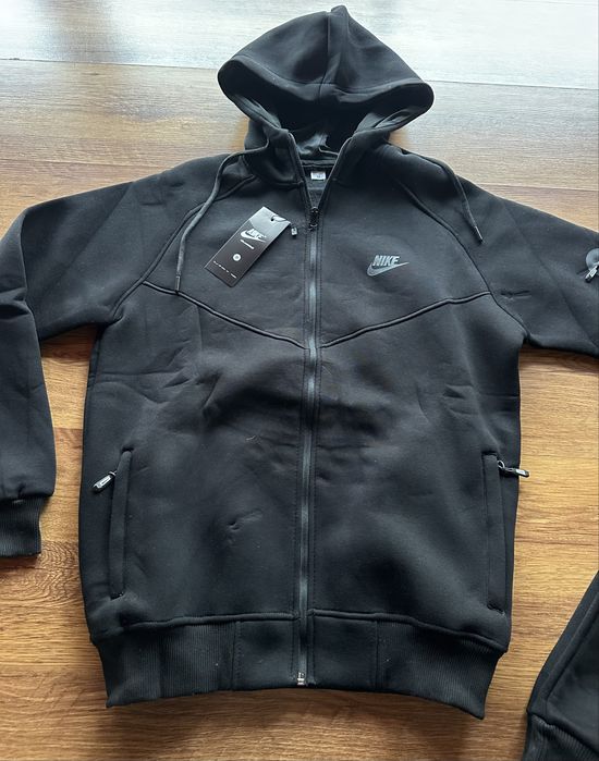 Мъжки,ватиран,черен екип Nike с активен,заден джоб на долнището