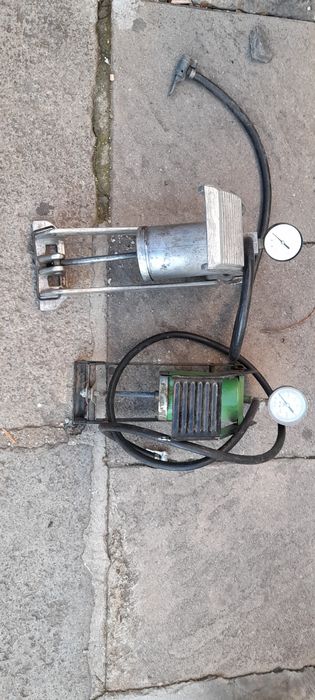 Стара алуминиева българска крачна помпа и съветска стара  за кола авто