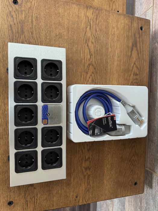 Чисто нов захранващ филтър IsoTek EVO3 Corvus + кабел Premier (9 гнезда)