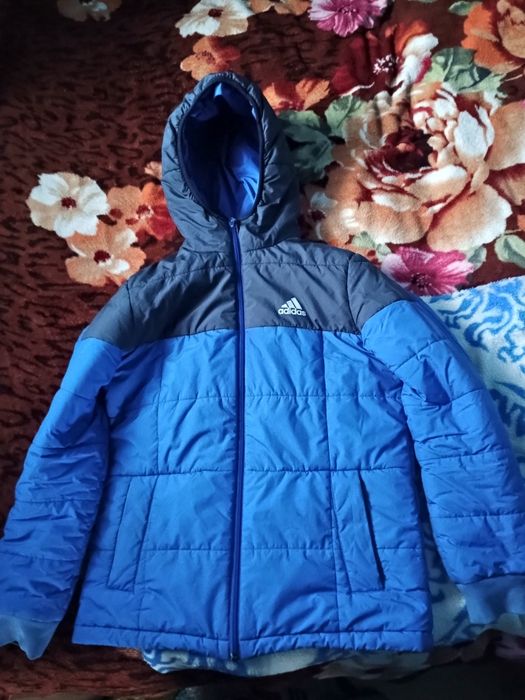 Vând geaca adidas