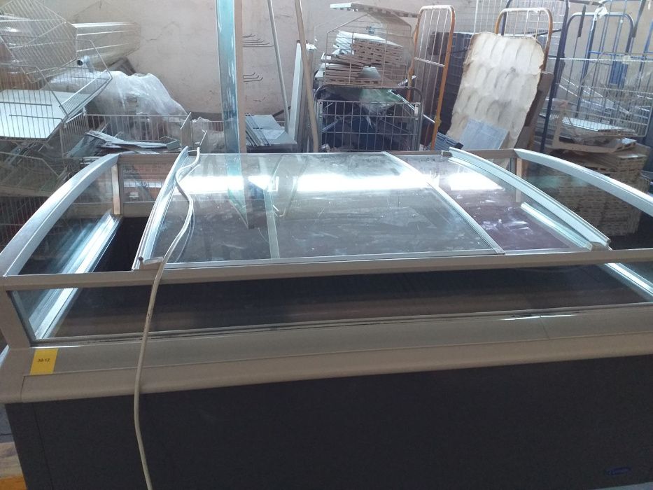 Щандови островни витрини Carrier