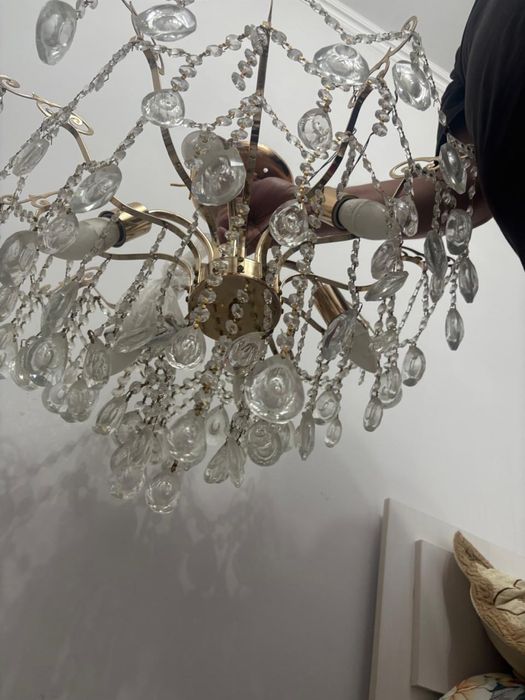 Красивая люстра в зал