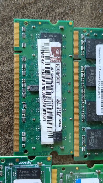 Plăcuțe RAM laptop DDR2 de 1 gb