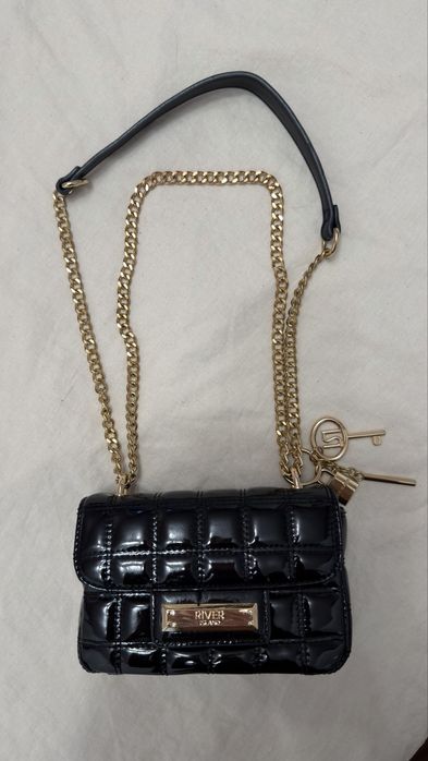 Дамска черна лачена чанта с висулки RIVER ISLAND