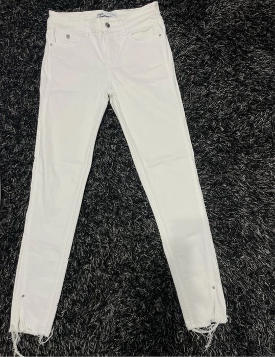 Blugi skinny albi Zara marimea 36,stare foarte buna,purtati o singira data