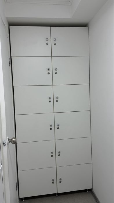 Шкаф с 12 шкафчиками