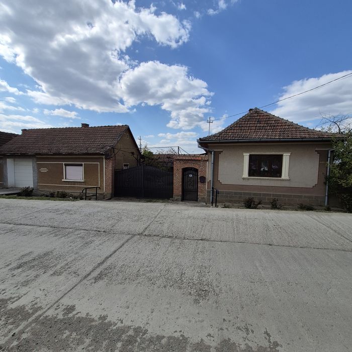 Casă din cărămidă în Porț comuna Marca.