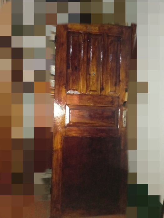 Деревянная дверь, в хорошем состоянии